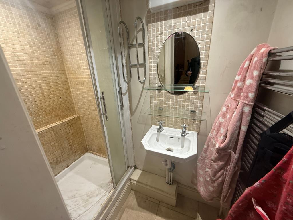 Lot: 83 - LOWER GROUND FLOOR FLAT FOR INVESTMENT - En-suite bathroom